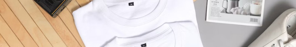 T‑shirt på plan yta med kamera och anteckningar – motiv för tryck på kläder.
